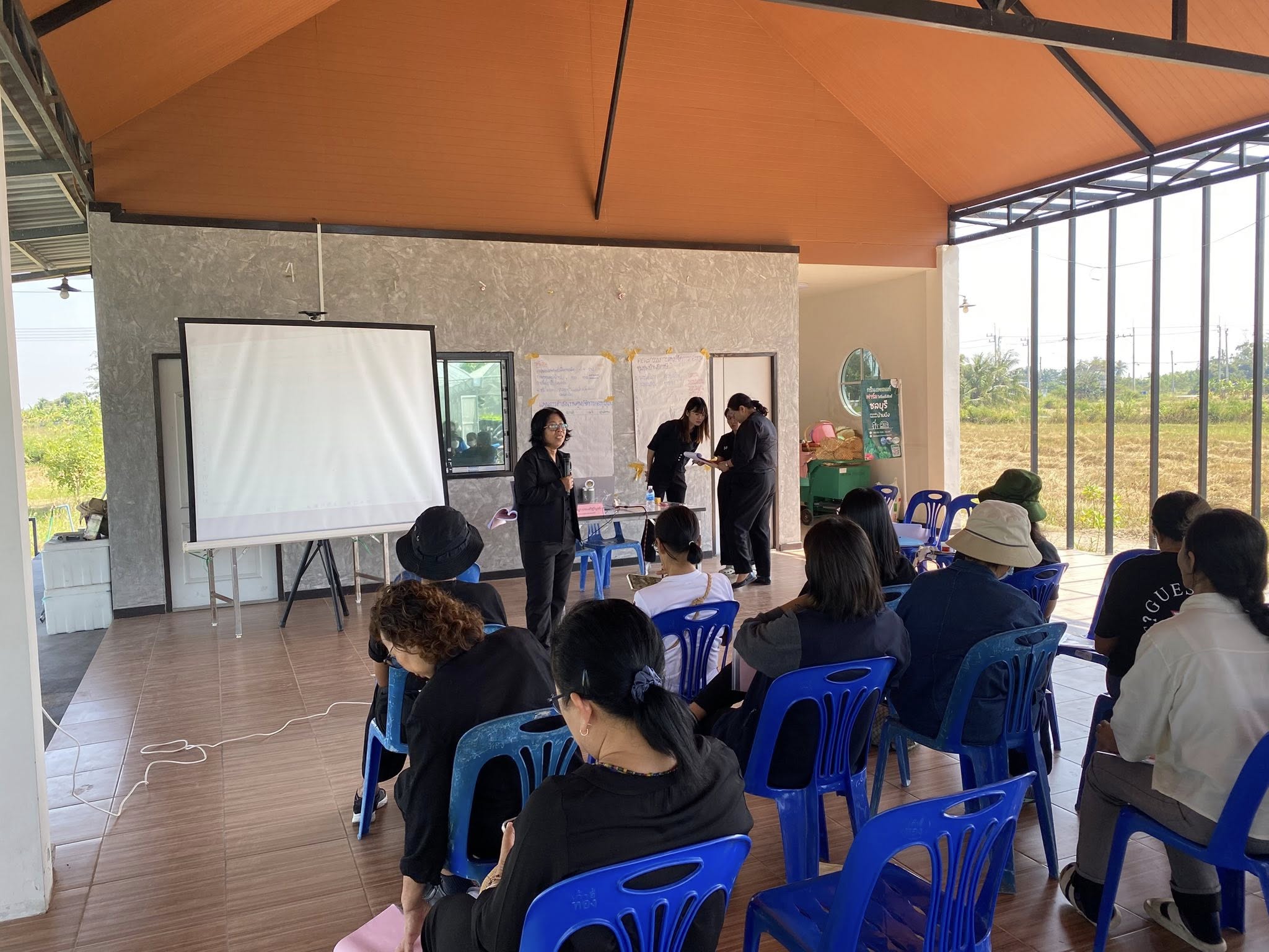 💰พช.ชลบุรี ขับเคลื่อนโครงการแก้ไขปัญหาหนี้สินครัวเรือน เสริมความเข้มแข็ง ศูนย์จัดการกองทุนชุมชน อ.บ้านบึง 💰