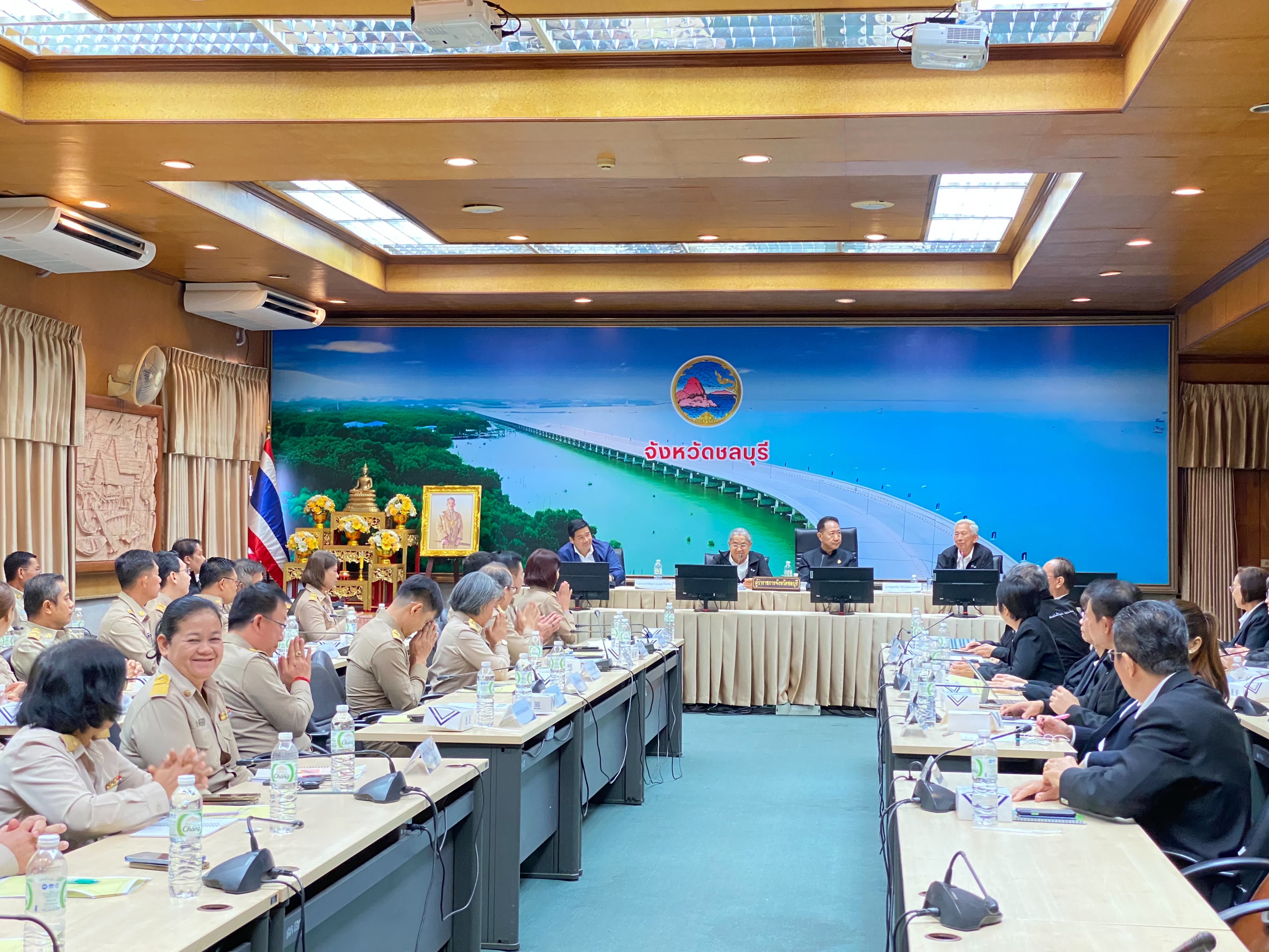 💛🏛️ พช.ชลบุรี ผนึกกำลังภาคีเครือข่าย ขับเคลื่อนโครงการ "ด้วยจงรักและภักดี" สร้างประโยชน์สุขสู่ชุมชนอย่างยั่งยืน 🏛️💛