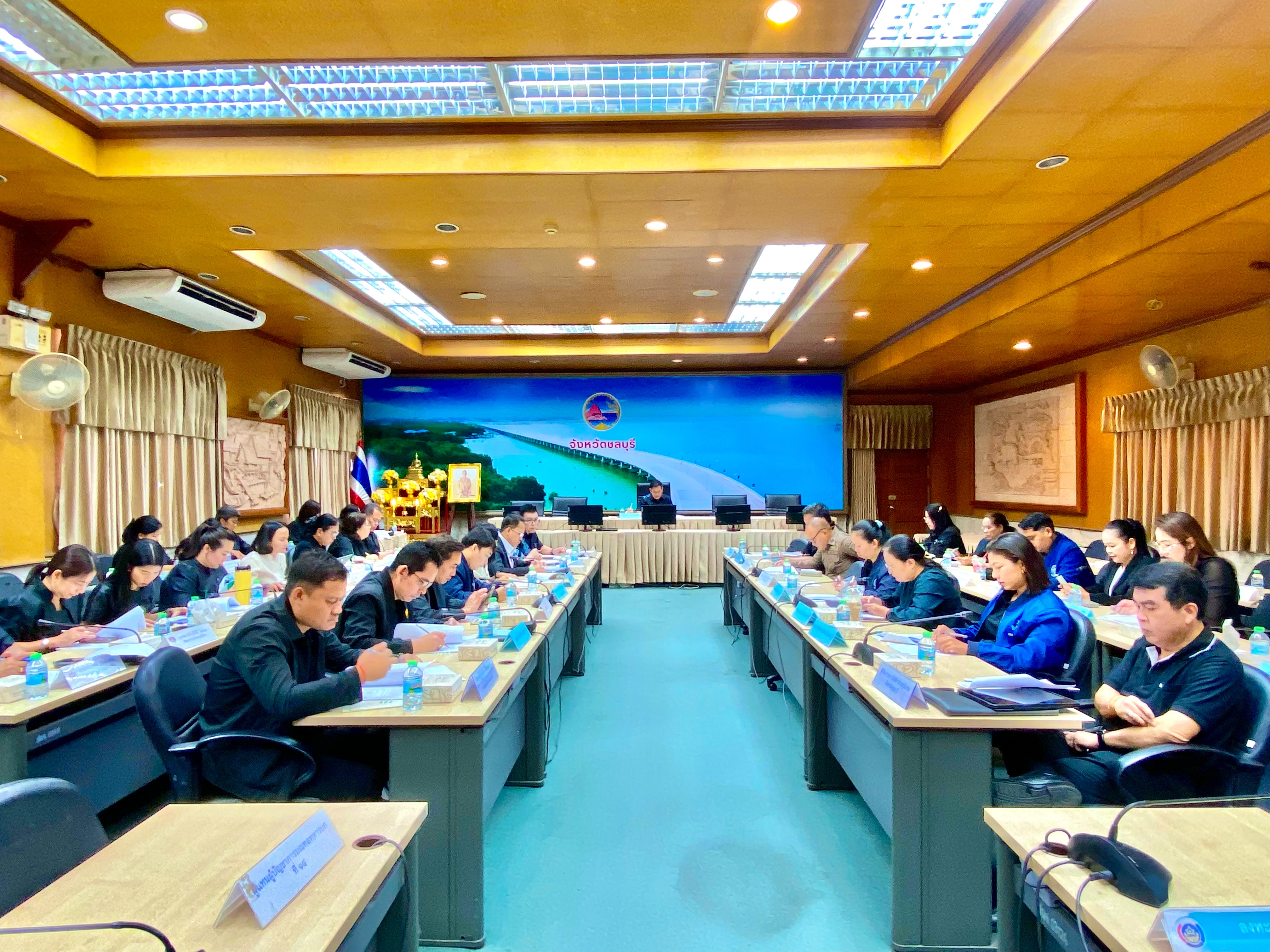 💙📊 พช.ชลบุรี จัดประชุมคณะกรรมการบริหารศูนย์อำนวยการขจัดความยากจนฯ จังหวัดชลบุรี (คจพ.จ.) ครั้งที่ 1/2569 🔷✨