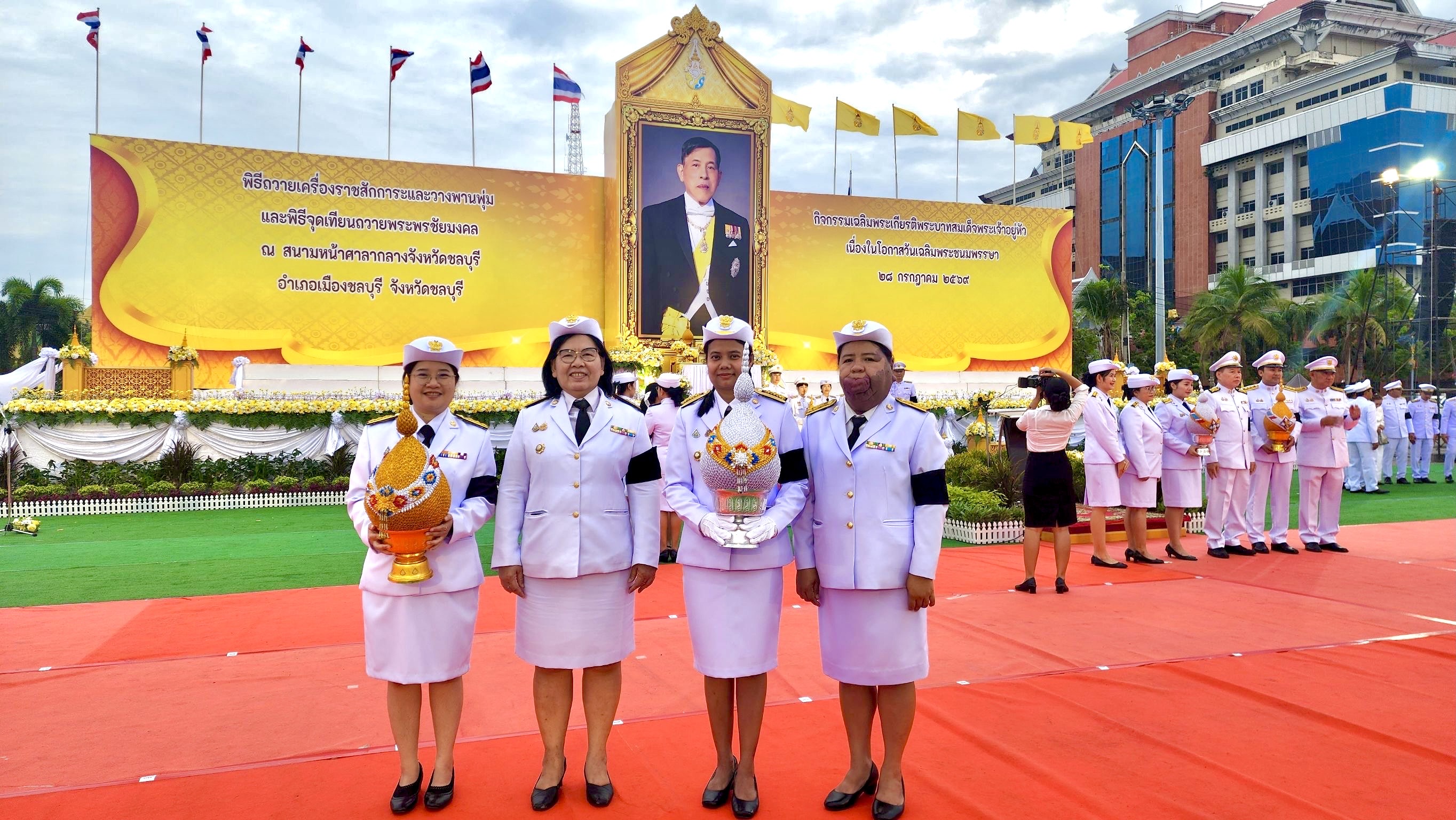 🕯️💛 พช.ชลบุรี ร่วมพิธีถวายเครื่องราชสักการะ วางพานพุ่ม และจุดเทียนถวายพระพรชัยมงคล เนื่องในโอกาสวันเฉลิมพระชนมพรรษา พระบาทสมเด็จพระเจ้าอยู่หัว 28 กรกฎาคม 2569 💛🕯️