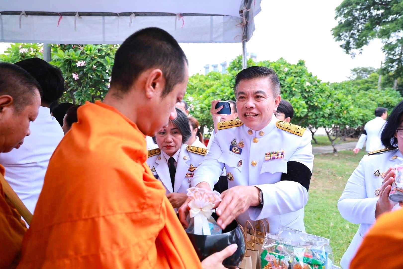 👑💛 พช.ชลบุรี ร่วมพิธีเจริญพระพุทธมนต์ ทำบุญตักบาตรถวายพระราชกุศล และพิธีทางศาสนามหามงคล 5 ศาสนา เนื่องในโอกาสวันเฉลิมพระชนมพรรษา 28 กรกฎาคม 2569 💛👑
