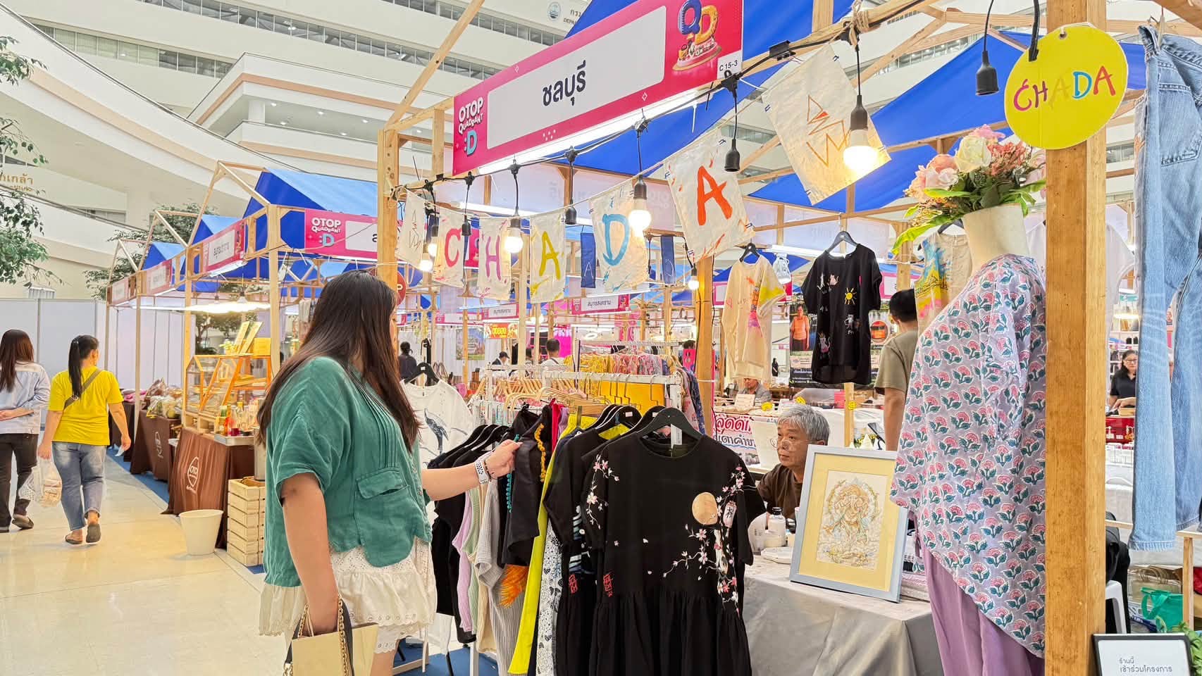 🛍️✨ พช.ชลบุรี ร่วมประชาสัมพันธ์และสร้างการรับรู้การพัฒนาผลิตภัณฑ์ OTOP กลุ่มปรับตัวสู่การพัฒนา (Quadrant D) ให้มีคุณภาพมาตรฐาน ✨🛍️