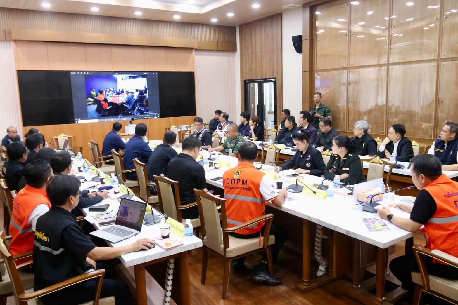 🛡️🌧️ พช.ชลบุรี ร่วมประชุมกองบัญชาการป้องกันและบรรเทาสาธารณภัยแห่งชาติ (บกปภ.ช.) ติดตามสถานการณ์อุทกภัยทั่วประเทศ 🌧️🛡️