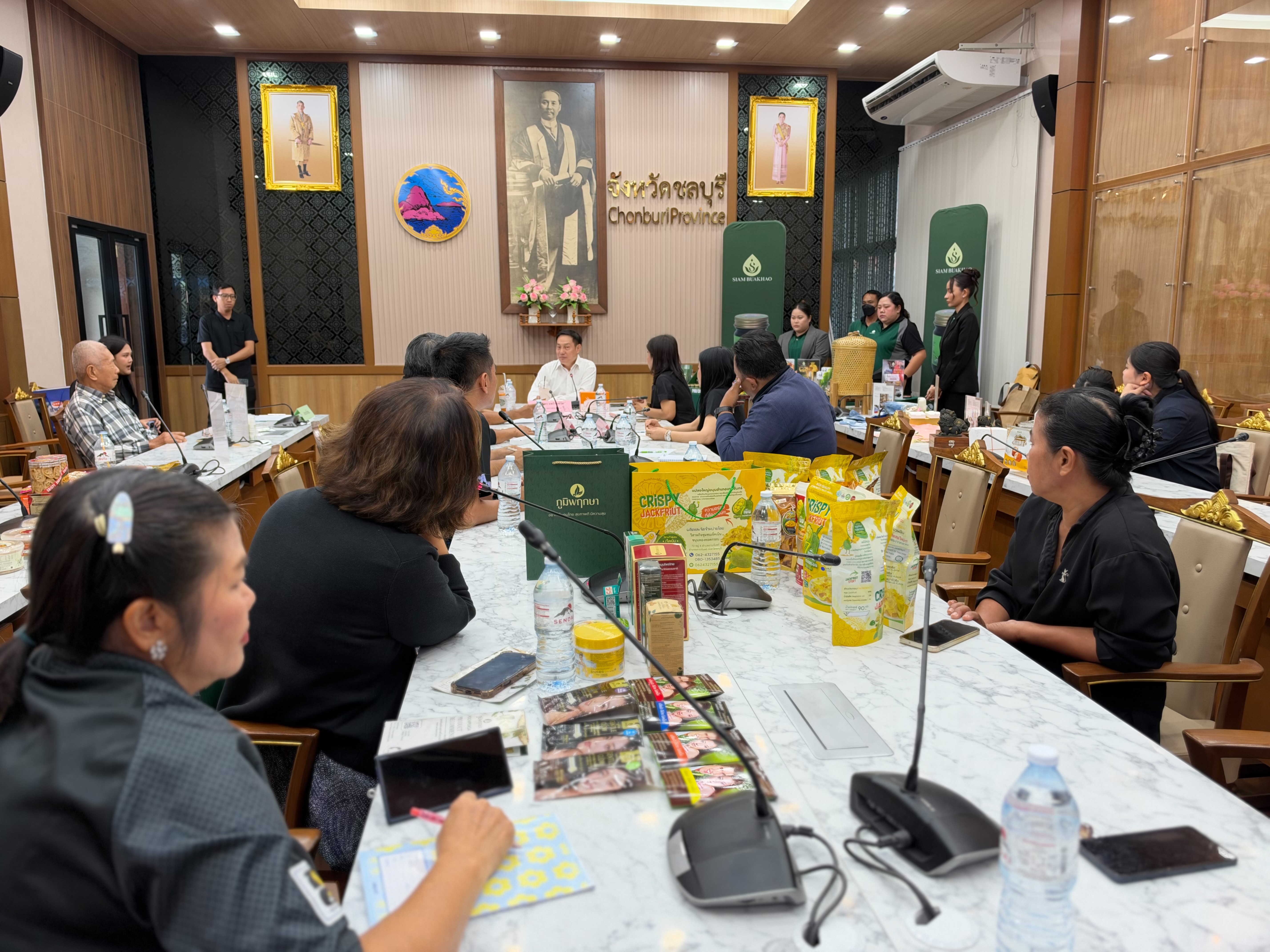 🌿 พช.ชลบุรี ประชุมวางแผนยกระดับผลิตภัณฑ์ชุมชนสู่ตลาดสากล เปิดโอกาสผู้ประกอบการ OTOP ก้าวสู่ตลาดต่างประเทศ 🌿