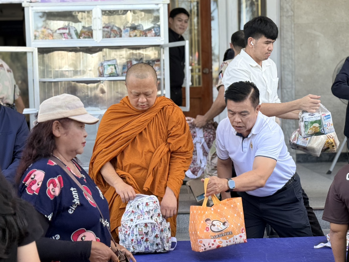 พช.ชลบุรี ร่วมส่งต่อความห่วงใย มอบเครื่องอุปโภคบริโภค 200 ชุด ช่วยลดภาระค่าใช้จ่ายประชาชน