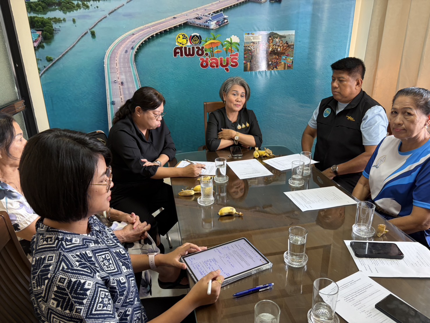 พช.ชลบุรี ร่วมกับเครือข่ายกองทุนแม่ของแผ่นดิน และ ศพช.ชลบุรี ประชุมเตรียมความพร้อมดำเนินโครงการตลาดนัดร่วมใจฟื้นฟูผู้ประสบภัยภาคตะวันออก  