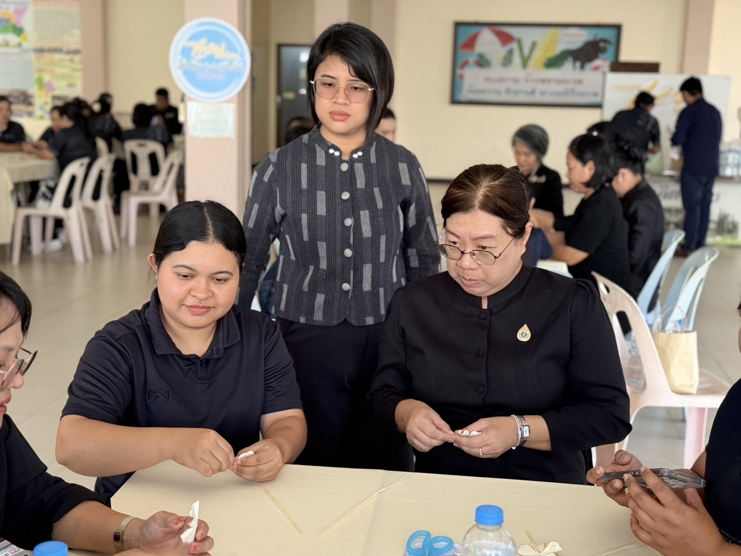 พช.ชลบุรี ร่วมพิธีบำเพ็ญกุศลครบรอบ 1 ปี วันสวรรคต สมเด็จพระบรมราชชนนีพันปีหลวง พร้อมร่วมกิจกรรมประดิษฐ์ดอกไม้จันทน์
