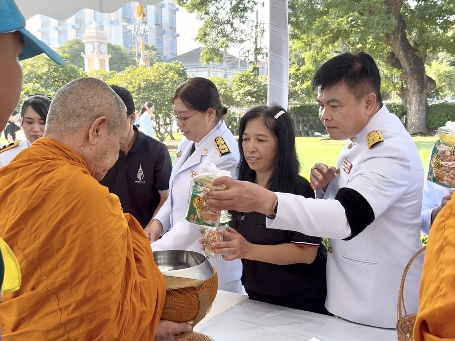  พช.ชลบุรี ร่วมพิธีบำเพ็ญกุศลและถวายดอกไม้จันทน์ น้อมรำลึกในพระมหากรุณาธิคุณ “สมเด็จพระพันปีหลวง”