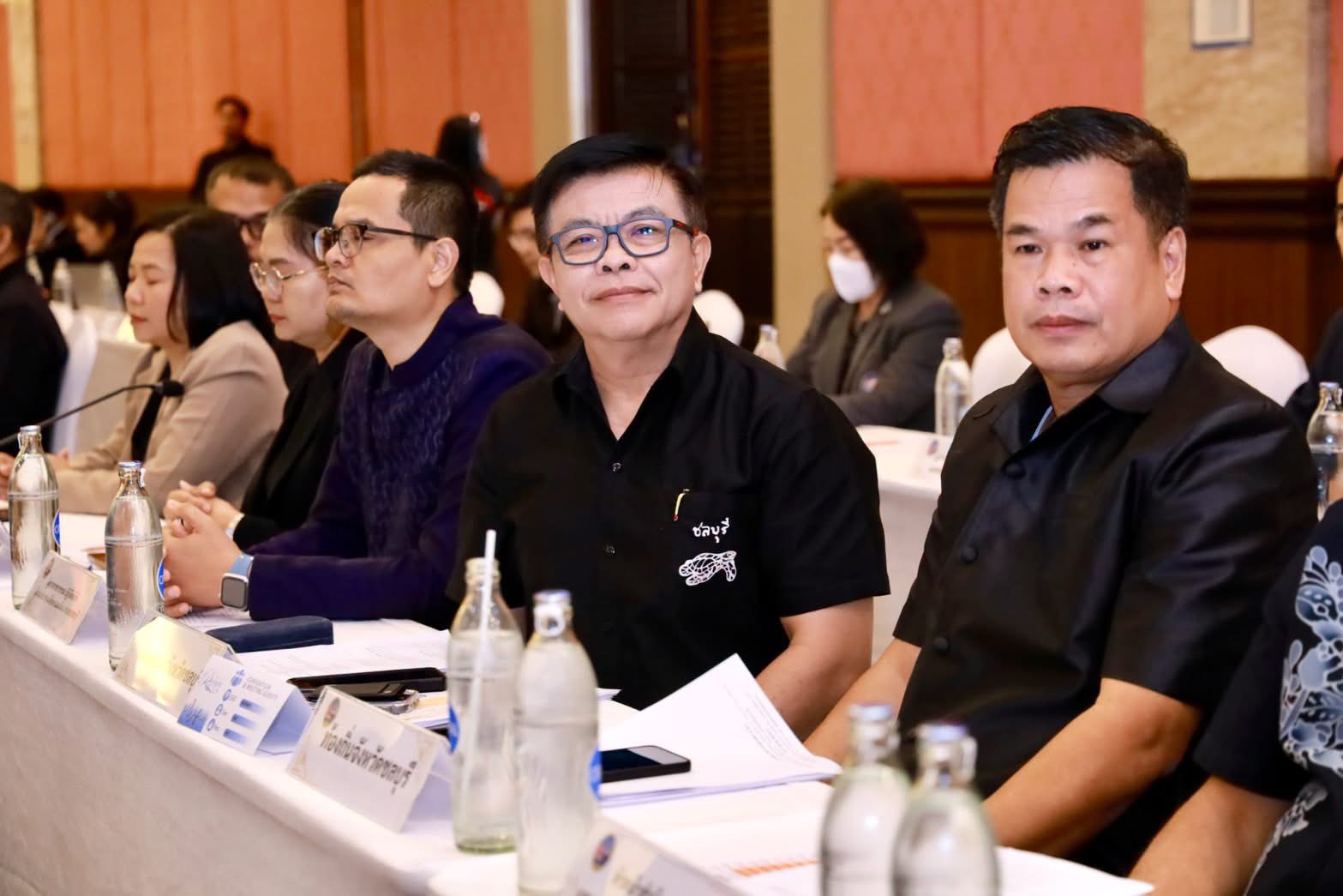 พช.ชลบุรี ร่วมประชุมคณะกรมการจังหวัดชลบุรี ครั้งที่ 10/2569 ติดตามความคืบหน้าการจัดพิธีถวายดอกไม้จันทน์ และขับเคลื่อนงานสำคัญของจังหวัด